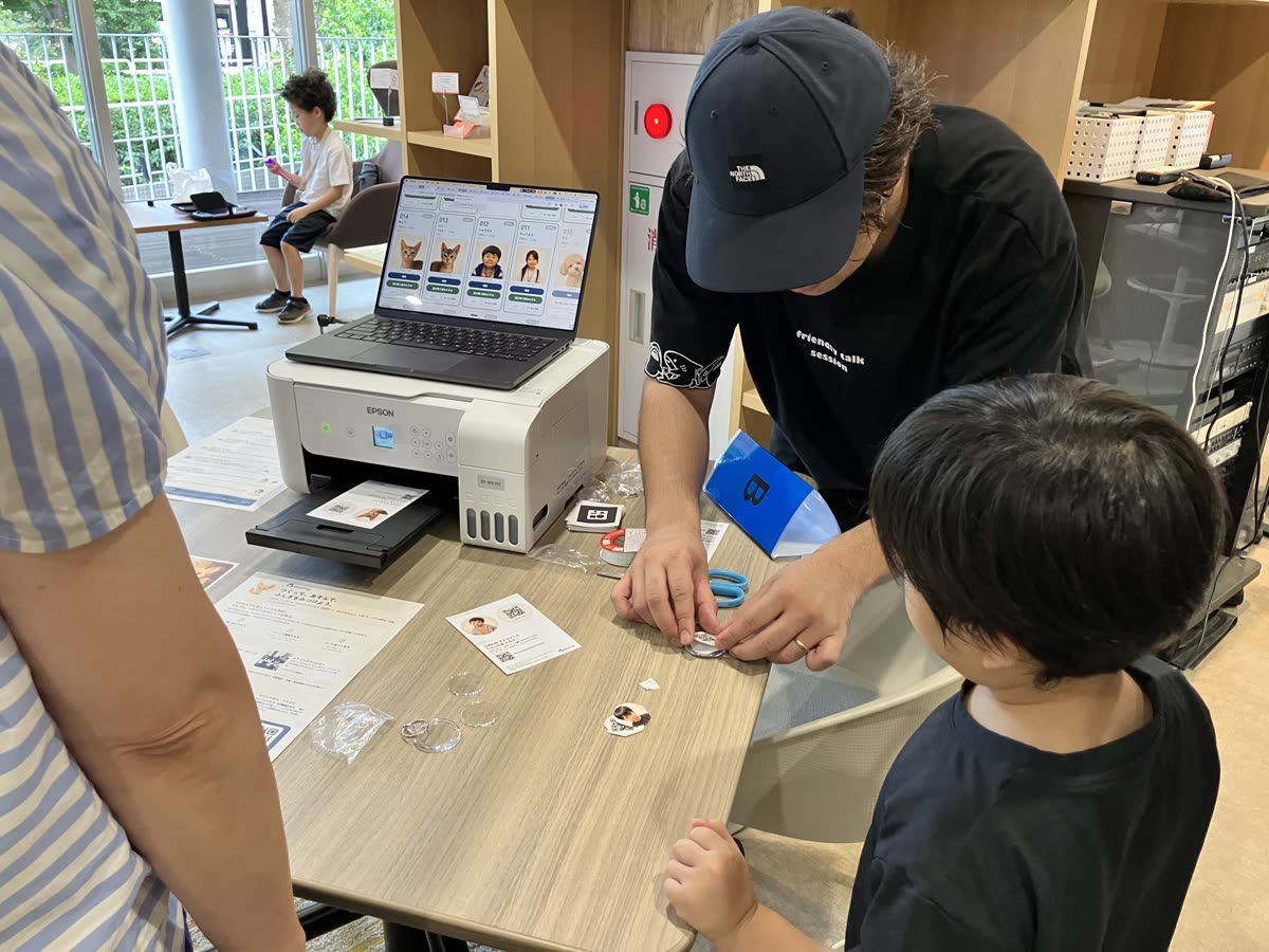 その場でキーホルダーを組み立てているところ