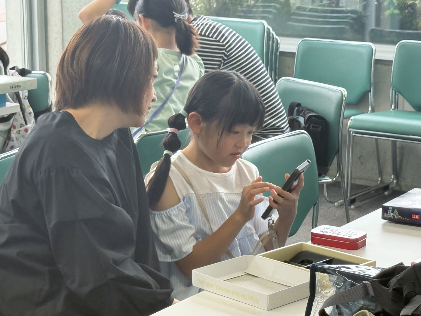あつめた音をサンプラーで鳴らしてみる子ども