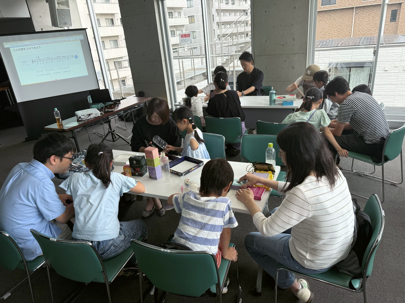 親子で音をあつめて楽しむワークショップ会場のようす